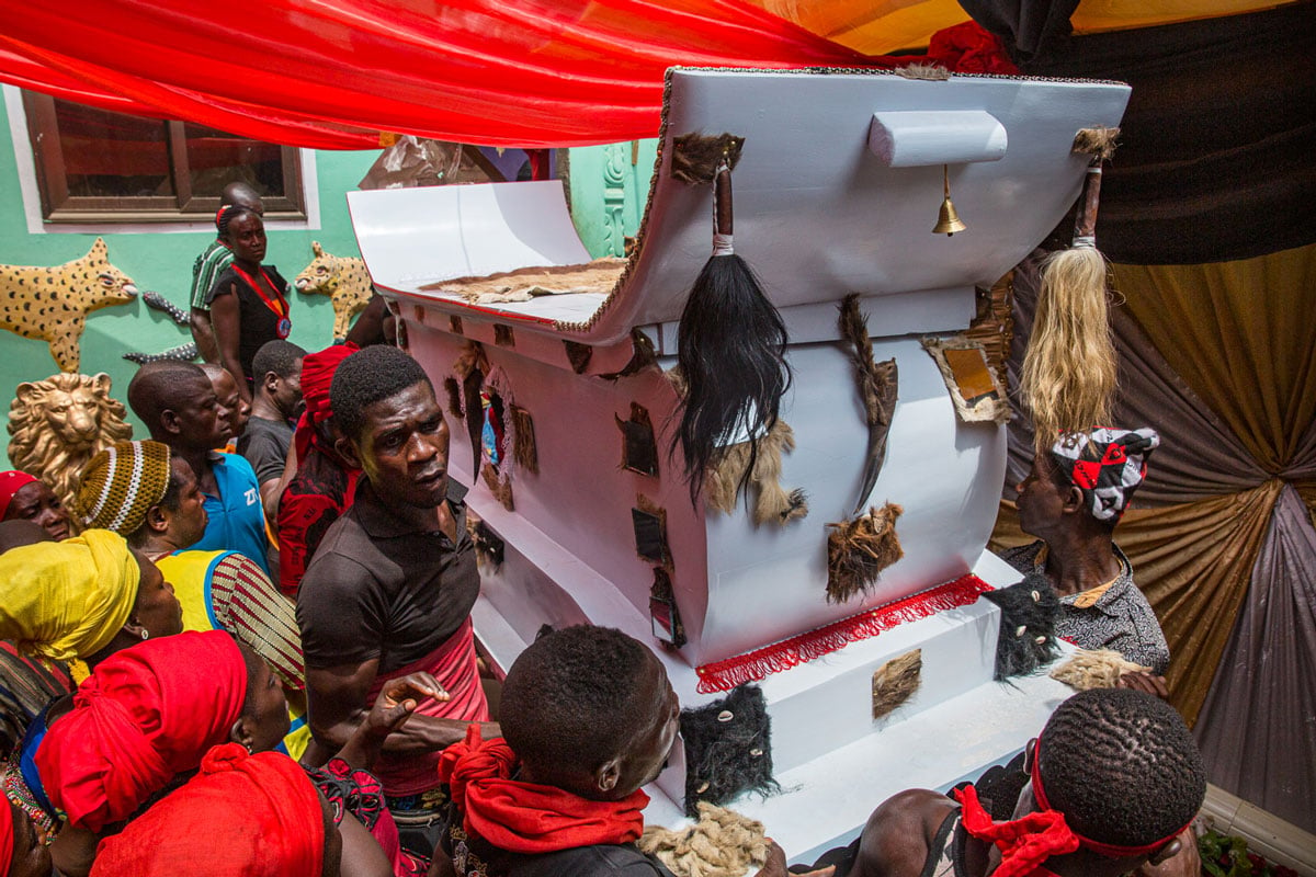 Apartamento Magazine - Buried Treasures: Coffin Art in Ghana